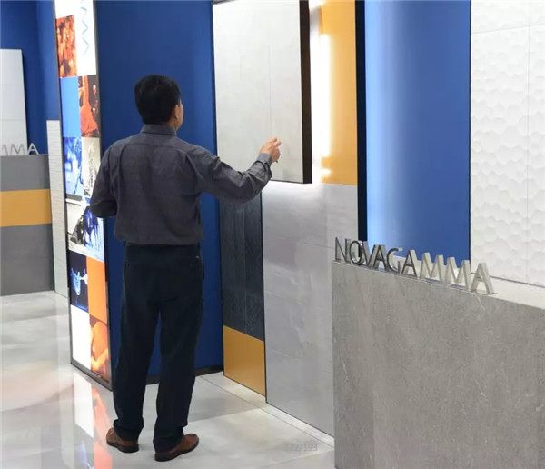 8、顧客觀看新品.jpg