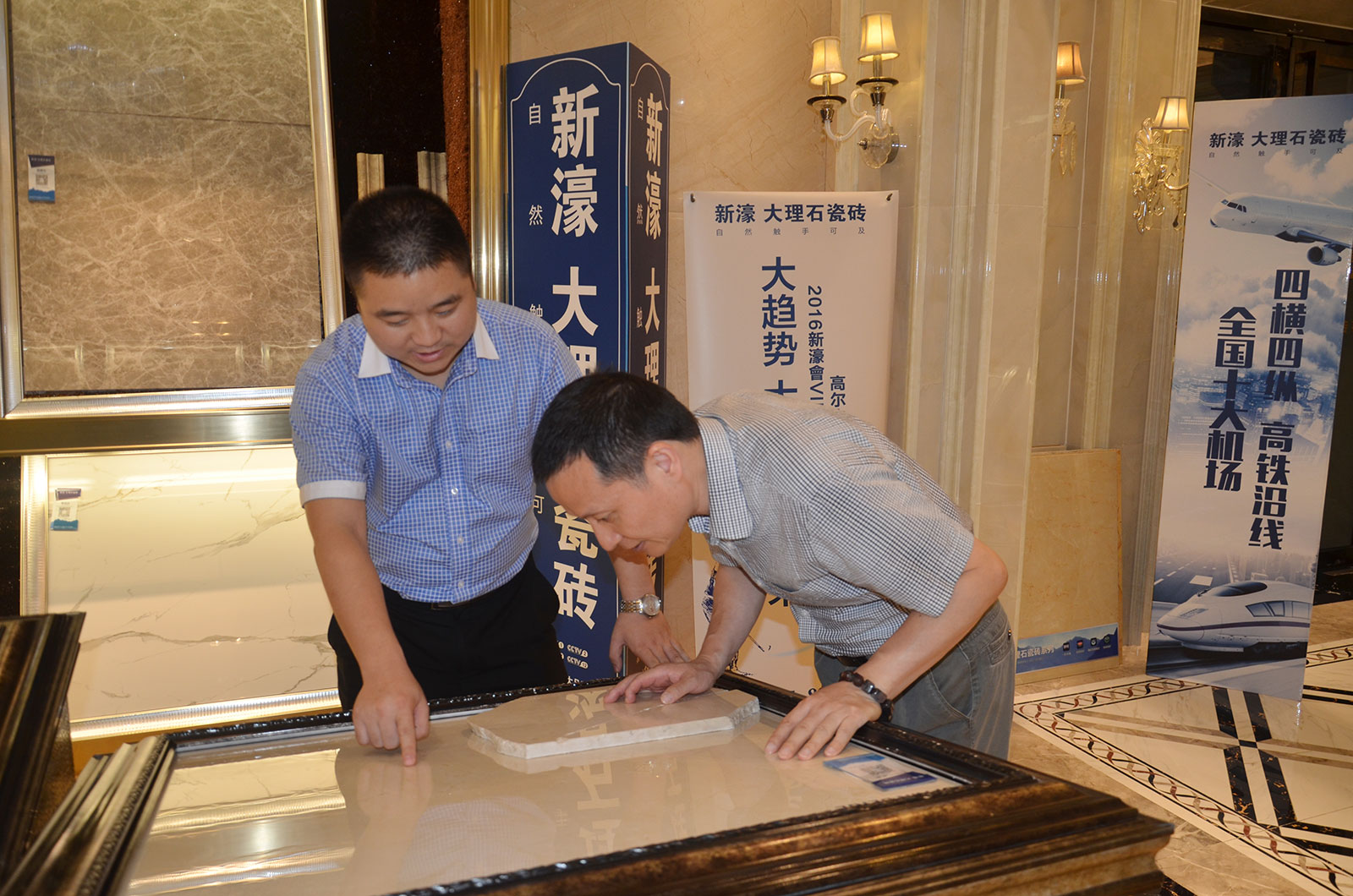 3羅秘書長認真觀看、仔細觸摸新濠大理石瓷磚.jpg