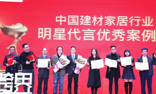 各企業代表上臺接受頒獎.jpg